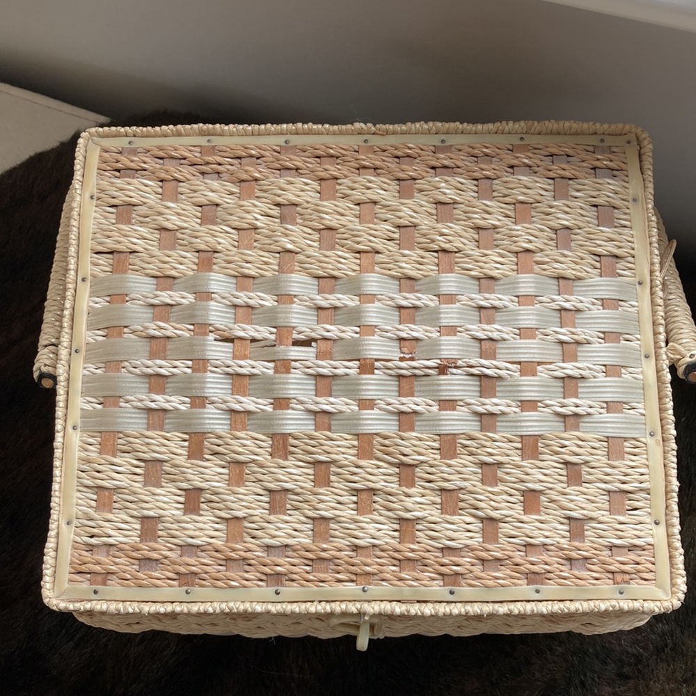 Eaton’s Vintage Sewing Basket - Picture 2 of 12